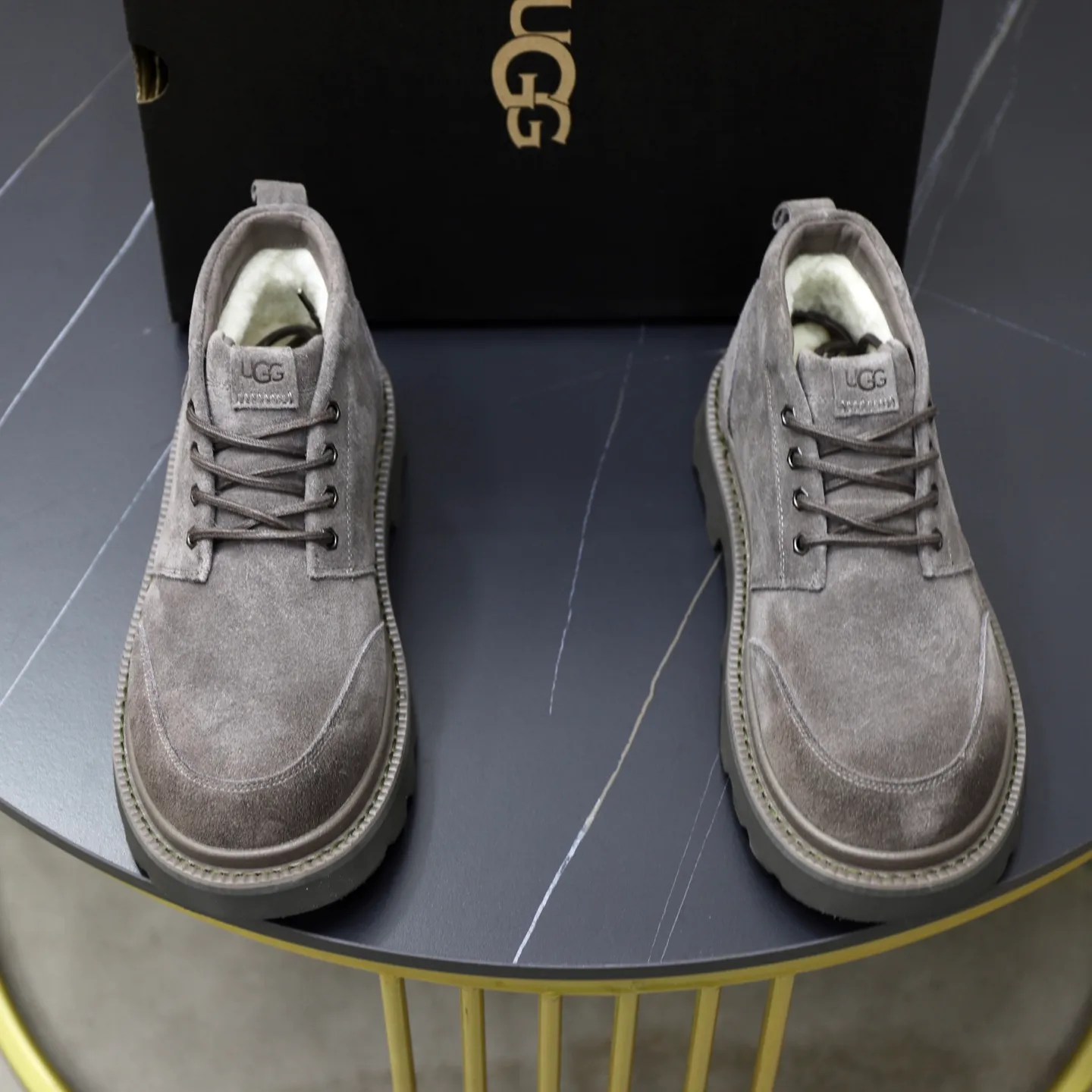 Ex-factory price: 640💰Thick wool imported from Australia Brand: UGG genuine purchasing agent Size: 39-45 Grade: Official website 1:1 Material: First layer of genuine leather waterproof and antifreeze upper Real wool lining Original non-slip soft wear-resistant outsole Style category: Men's casual shoes Trendy style Comfortable on the feet Color: Official website color synchronization